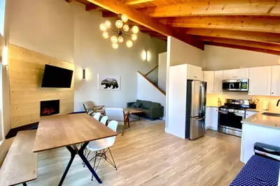Image de Tahoe Mountain Condo with Tree Filtered Lake Views.