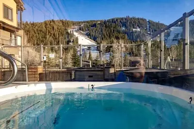 Ski In/Out / Steps 2 Lift / 2 Hot Tubs /Fire Pit! !