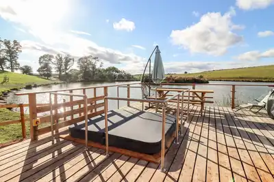 Image de Douglas Cabin, pet friendly, with hot tub in Clifton Upon Teme