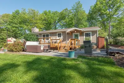 Image de Tranquil Lake Hideaway w/ Dock & Hot Tub