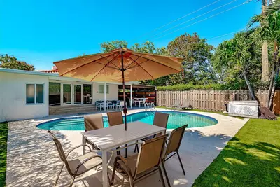 Brickell Jewel Modern Pool Home 5 Min to the Beach
