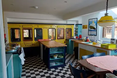 Image de Cheerful 1960s cottage with railway carriage near Jurassic Coast, West Dorset