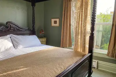Image de Upstairs at TheVictorian - Lush, Walkable, and Dog-Friendly Retreat - Steps from