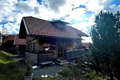 Image de Romantique maison en bois, région de ski et randonnée, versant sud à 1850 m