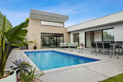 Image de Poolside Haven: Relax by the Beach