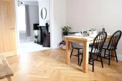 Image de City centre walking, free Parking, private courtyard, Cleveland Victorian House\n