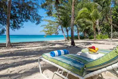 Image de White Sands 4-Beachfront Condo directly on 7 Mile Beach. Call Cayman Villas!