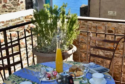 Image de Maison T3 *****, quartier typique et calme, patio vue mer, clim, parking et wiFi