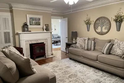 Image de 1940s 3 Bedroom 2 Bath fully furnished home in the historic Overlook District