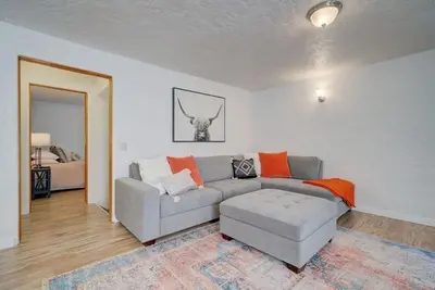 Image de 3 bedroom, Top Floor blocks from downtown