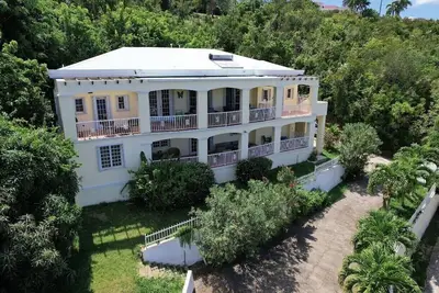 Image de CasaBlanca: Northside Villa w/ Maid