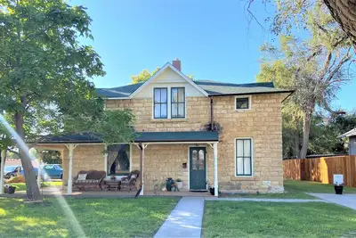Image de 1st Floor Historic Limestone Property Downtown