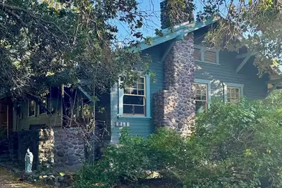 Image de Fully Furnished Craftsman Bungalow on a Large Private Lot