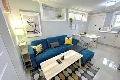 2-bedroom Private Suite in Sunset Area
