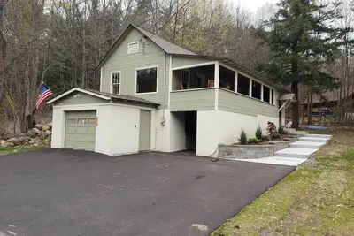 Image de Renovated Lake George cottage