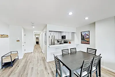 Image de Mountain Retreat/ Steps to the Riverfront Gondola