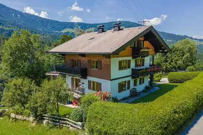 Image de Maison de vacances ensoleillée avec vue dégagée