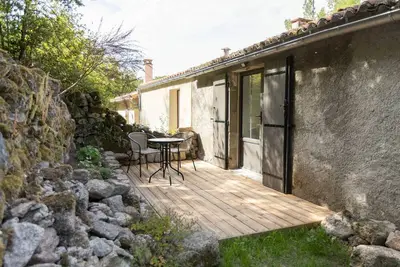 Image de Studio cosy rénové avec terrasse privative, pour 2 personnes, proche de la Sèvre