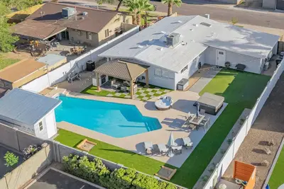 4 Min 2 Nightlife l Huge Cabana l Pool & Spa l Golf l Bbq\n