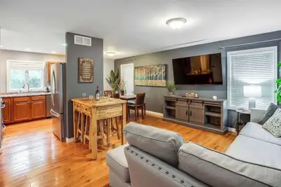 Image de 😎Comfy Suburb Home😎 w/ King Beds by Arpt/Dwnt/UofR