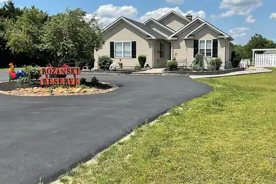 Image de Extra Clean In-Law-Suite - Queen bed, High Speed Wifi, Smart Tv & Much More!