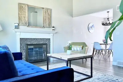 Image de Bright Home w/Huge backyard -20 min Denver/Boulder & 1 hour from ski resorts