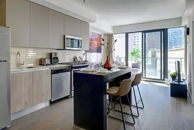 Image de Luxurious Brand New 2 Bdrm 2 Bath Condo Downtown Toronto