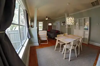 Image de Historic 1924 Craftsman Bungalow in eclectic neighborhood