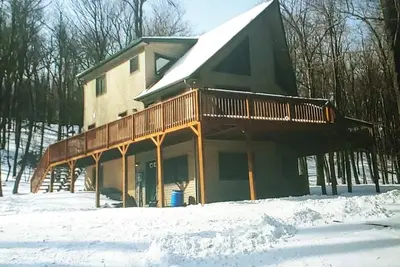 Image de Spacious 4 Bedroom Family Chalet with Deck - Skiing, Fishing, Hiking, and More! !