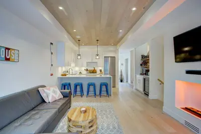 Image de Downtown luxury townhome in trendy area in Kelowna - Steps to City Centre Beach