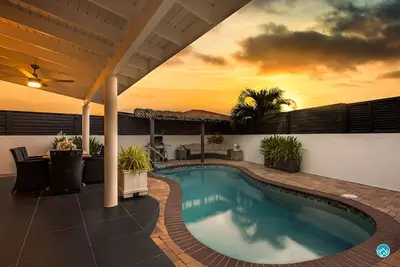 Image de Modern and Clean - 6 guests - beautiful and private vacation home with pool!