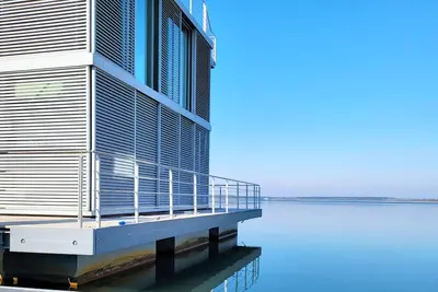 Image de 5-star floating vacation home on Lake Geierswald