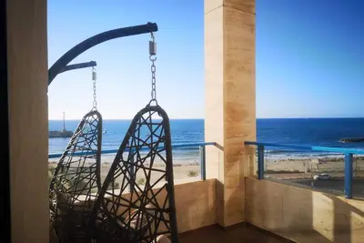 Image de “The Wind of the Waves” - a luxury seaside vacation, The building has a year-round indoor pool, gym, sauna and jacuzzi (in winter). The beach is 1 minute walk away, and the marina recreation complex is also next to the apartment.