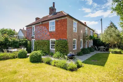 Image de Country cottage in pretty village / quay views