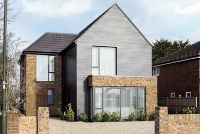 Image de Stylish new home with parking - king beds, garden