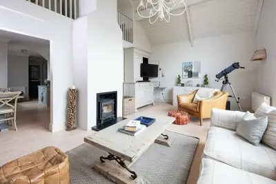 Image de Superior house for 6, near beach w/parking/garden