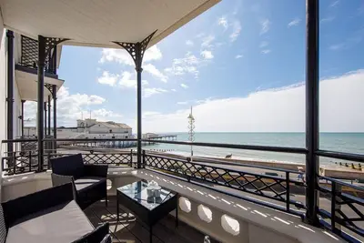 Image de Panoramic sea views in beachfront apt w/balcony