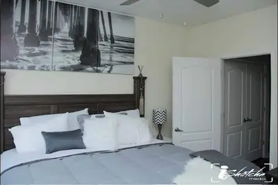 Image de Beautiful Condo Near Everything Downtown/airport!