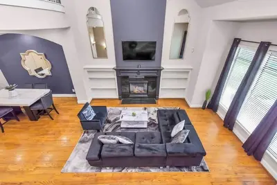 Image de ModernLavish Retreat| King Suite|Galleria|Sleep 12