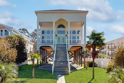 Image de Gorgeous Home Right on the Bay w/Central Ac, Balcony, and Free WiFi