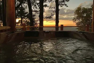 Image de New Owl and Moon Romantic Cabin Majestic Views for Miles Fireplace and Hottub