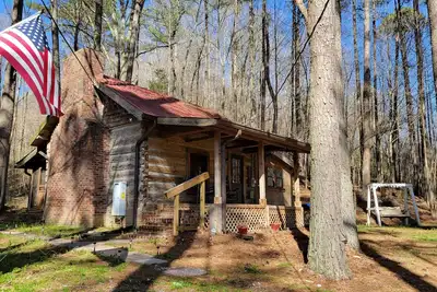 Image de Step Back in Time: Cozy Log Cabin on 5 Private Acres with Fiber Internet!