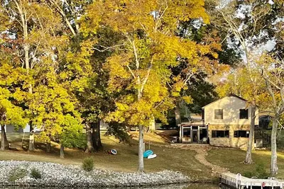 Image de Total Relaxation at this lakefront cabin with private dock!