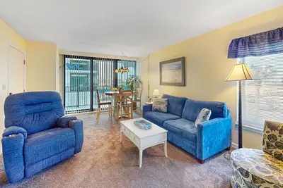 Image de Convenient condo with balcony, beach views, pool, & central Ac