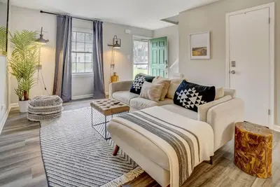 Image de Clean & Cozy 2Bdm/1. 5b Townhouse, Great Location!