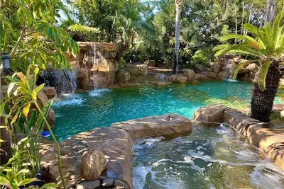 Image de Tropical Pool Resort Slide Bamboo Palapa Disney Mini-Golf Ping Pong