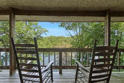 Image de Carters Lake Lakeside Log Cabin #2 includes boat slip at the marina