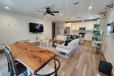 Image de Special Summer Pricing: Stylish 3br/3. 5ba, Walk to Whole Foods, Restaurants