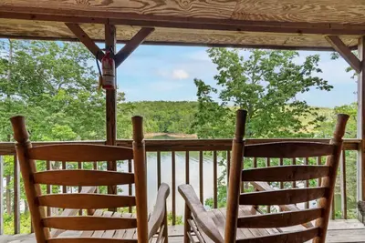 Image de Carters Lake, Lakeside Cabin #9, includes free boat slip at the Marina