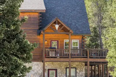 Image de Custom Craftsman Chalet🏡Fenced Yard for Pets🍃Aspens, Hot Tub 💰$0 Cleaning & Pet Fee